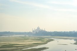 Agra;-Agra-Fort;-Bank;-Bend;-Dome;-Haze;-Hazy-sky;-India;-Kaleidos;-Kaleidos-images;-La-parole-à-limage;-Landscape;-Mughal;-Pollution;-Stories-Pictures;-Taj-Mahal;-Tarek-Charara;-Trees;-UNESCO;-Uttar-Pradesh;-World-Heritage;-Yamuna